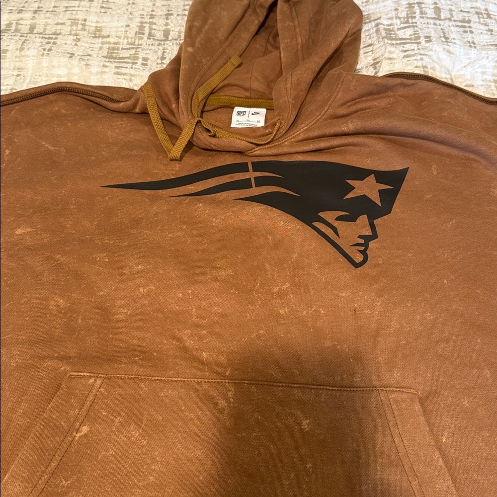 Patriots NIke Salute to Service Hoodie. 2 small pulls can be sewn fits like XXL